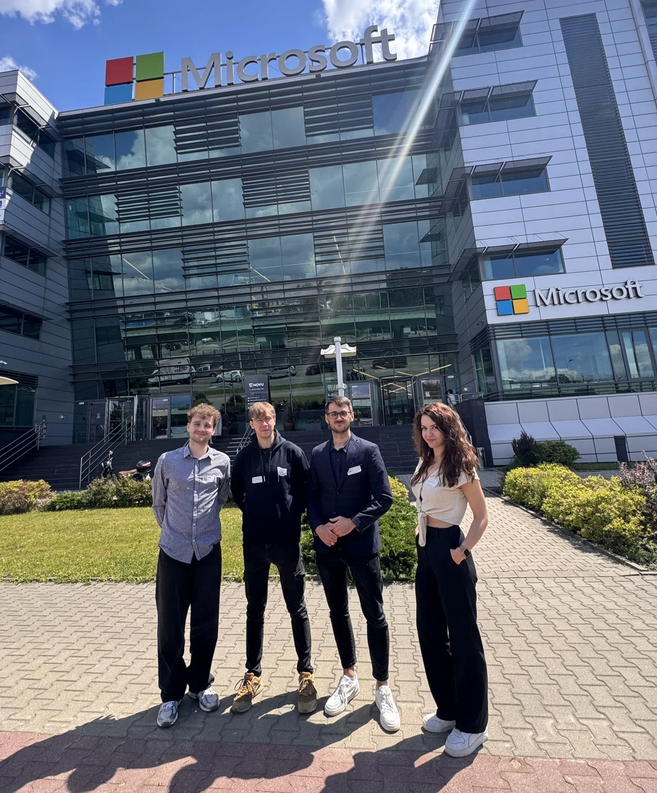 Zespół Antdata przed biurem Microsoft